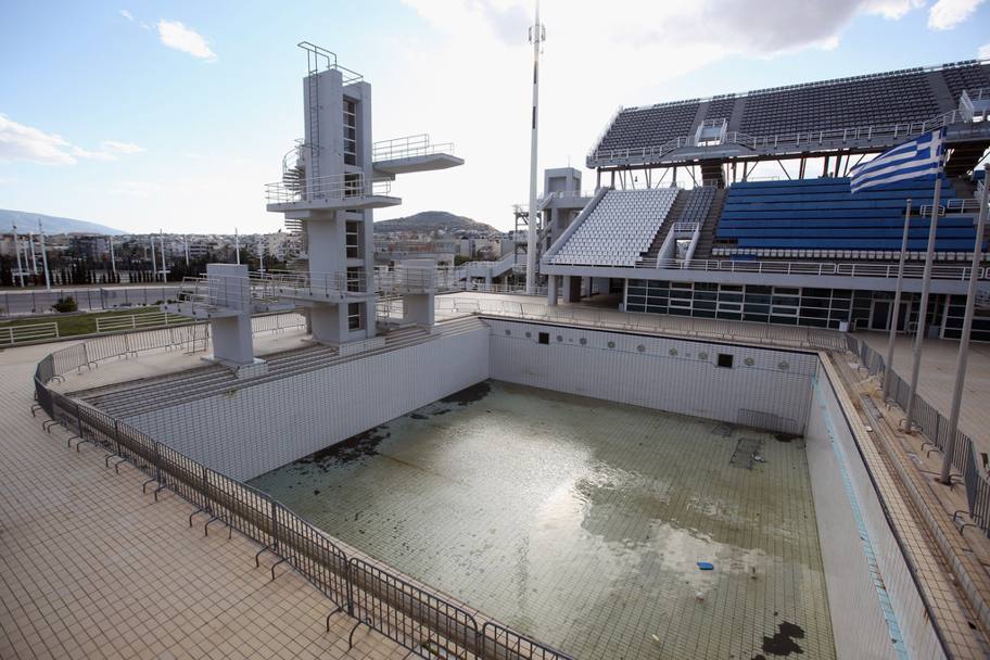 L’Athens Olympic Aquatic Centre oggi: l’impianto, realizzato ad hoc per i Giochi 2004, presenta uno stato di abbandono parziale che investe soprattutto gli impianti esterni.